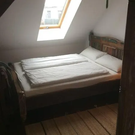 Helle Dachgeschosswohnung Fuer 8 Personen In Zentraler Lage Berlin